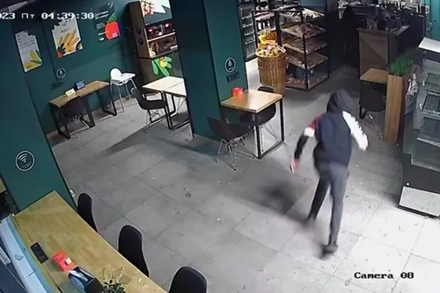 В Екатеринбурге страдающий от воров магазин озвучил видео очередной кражи в стиле «В мире животных»