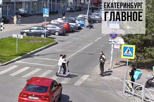 В Екатеринбурге нашли девушек, врезавшихся на самокате в коляску с ребенком (ВИДЕО)