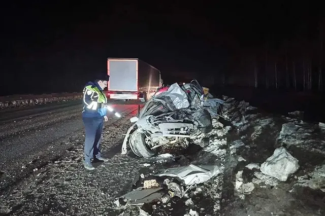 Упавший с полуприцепа на Московском тракте груз раздавил автомобиль с детьми