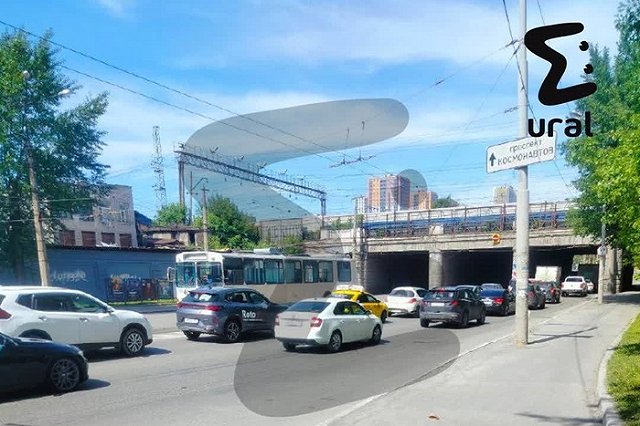 Проспект Космонавтов встал в огромную пробку из-за грузовика, оборвавшего провода у троллейбусов