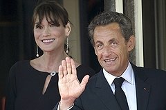 Дипломатов одурачили с голой Карлой Бруни