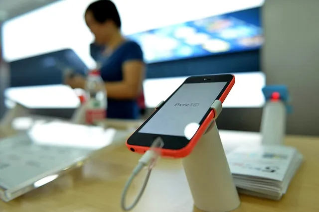 Украинские чиновники преподнесли в подарок детям-сиротам поддельные айфоны