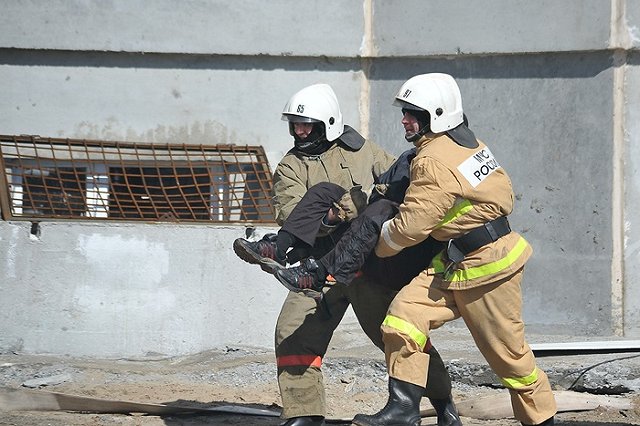 Прокуратура: Три человека погибли на ЗиКе, до четырех остаются под завалами