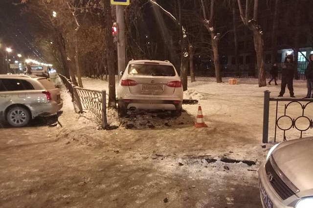 Автомобиль отбросило на несовершеннолетнего пешехода на Уралмаше