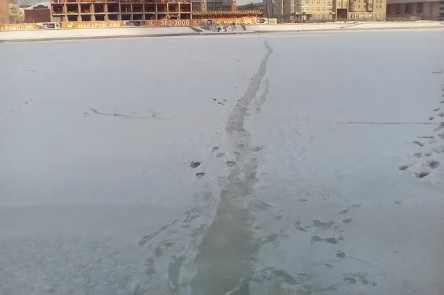 ГУ МЧС назвало места на Городском пруду, где стало опасно ходить по льду