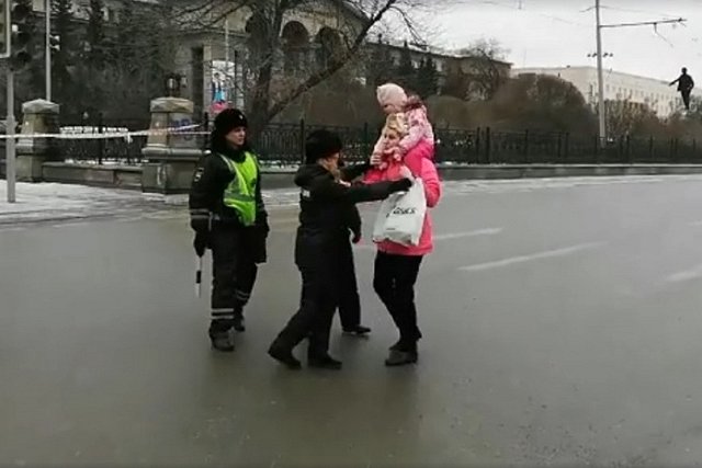 В УМВД объяснили действия сотрудников, не пропустивших женщину с ребенком