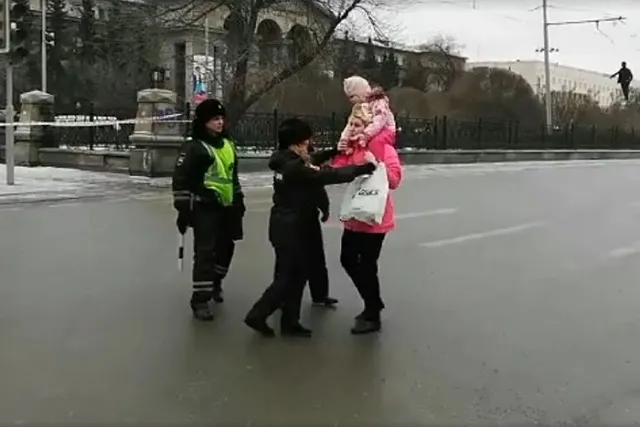 В УМВД объяснили действия сотрудников, не пропустивших женщину с ребенком