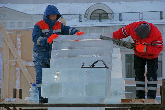 Мэр Екатеринбурга раскритиковал подрядчика, который строит ледовый городок