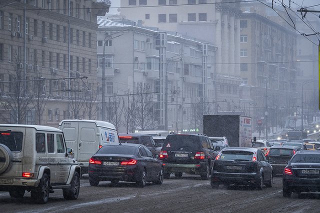 Владелец BMW X5 отсудил 130 тысяч за яму на дороге