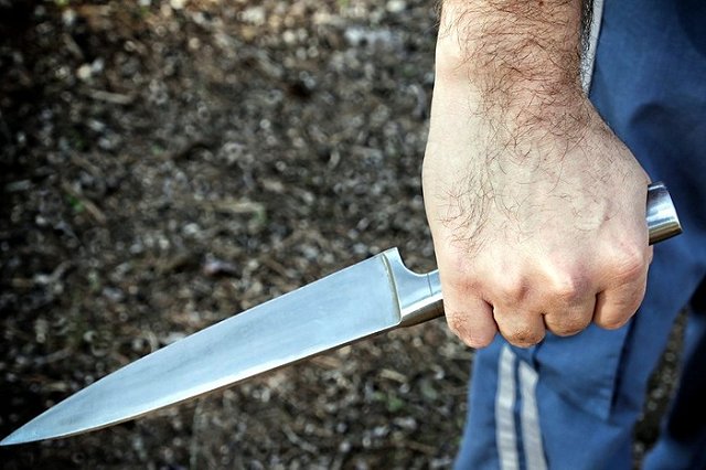 Полицейский Асбеста применил табельное оружие, чтобы пресечь нападение вооруженного дебошира