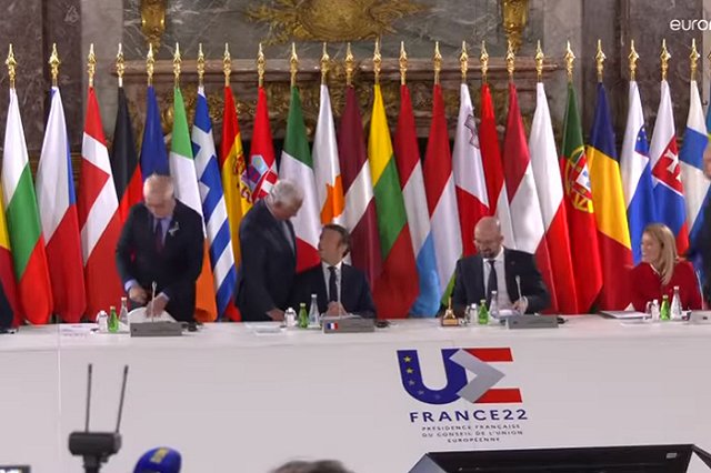 Лидеры стран ЕС поручили ЕК дать оценку заявкам Украины, Молдавии и Грузии на вступление