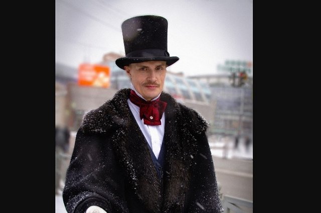 Уральский Пушкин с оборонного завода поменял гардероб