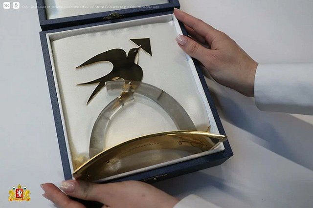 Уральские ювелиры по эскизу петербурженки создали «Блокадную ласточку»