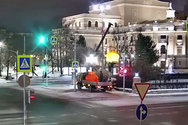 Абажуры Тимофея Ради в 13-й раз появились на проспекте Ленина