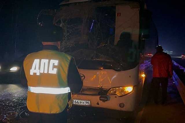 На свердловской трассе автобус с пассажирами влетел в фуру