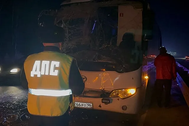 На свердловской трассе автобус с пассажирами влетел в фуру