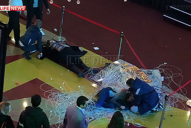 Упавший на посетителей торгового центра обломок люстры весил 100 килограммов