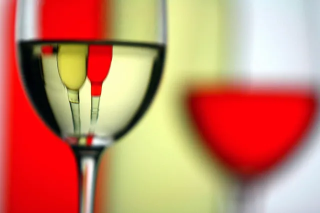 Бокал за эксперимент: исследователи превратили воду в вино