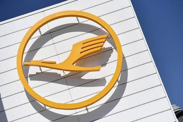 Самолет Lufthansa экстренно сел из-за пытавшегося открыть дверь пассажира