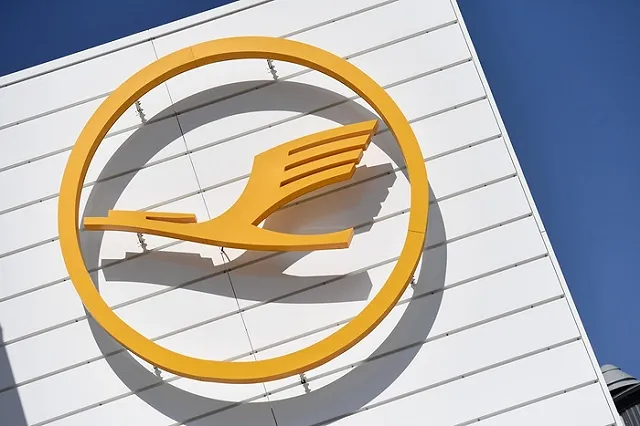 Самолет Lufthansa экстренно сел из-за пытавшегося открыть дверь пассажира