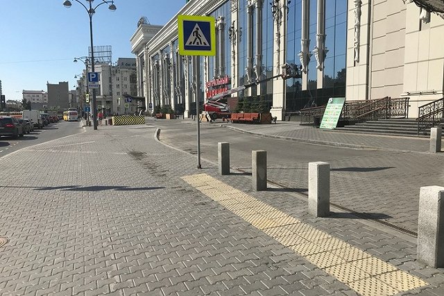 Бетонных клумб возле «Гринвича» больше нет