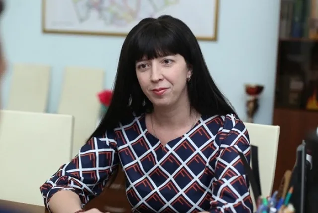 Зарплата учителей и Mercedes: очередная чиновница возмутила соцсети