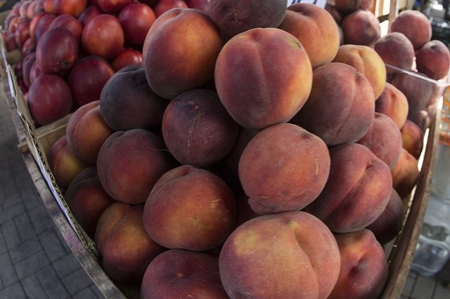 Инжир и персики из Бахчисарая и уральская клубника на ярмарке в Екатеринбурге