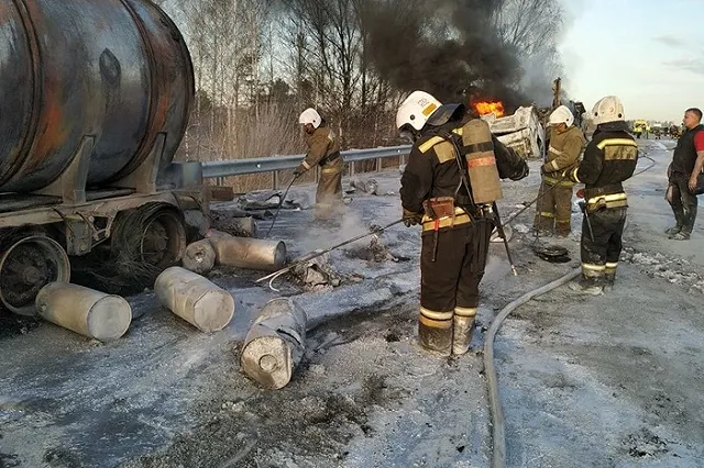В ГИБДД рассказали, из-за чего случилась авария на Тюменском тракте, в которой загорелись три фуры