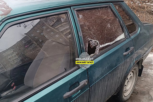 В свердловском городе банда подростков громит автомобили и пытается их угнать