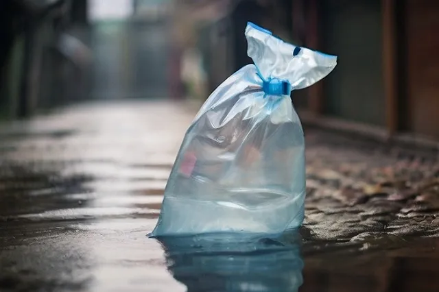 В Екатеринбурге «шутники» едва не убили ребенка, сбросив с высоты пакет с водой