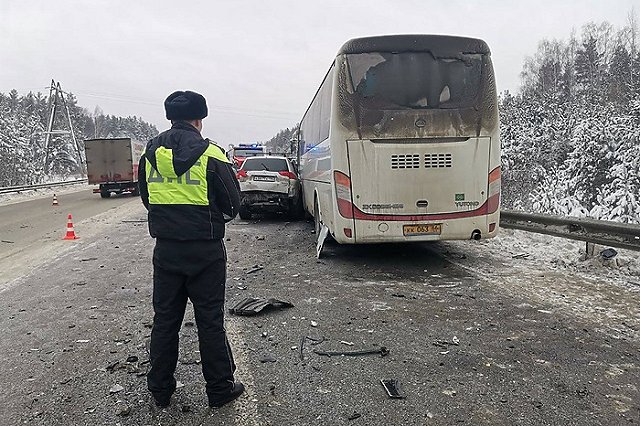 Под Екатеринбургом два человека погибли в аварии с рейсовым автобусом