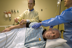 Пациент подал в суд на проктологов за шутки во время приема