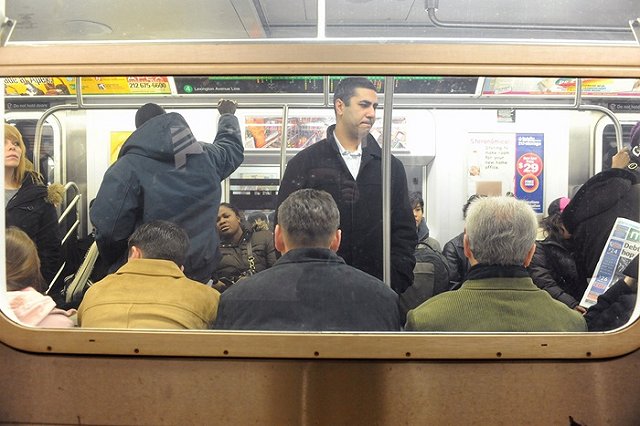 В Нью-Йорке начали арестовывать мужчин, которые раскидывают ноги в метро