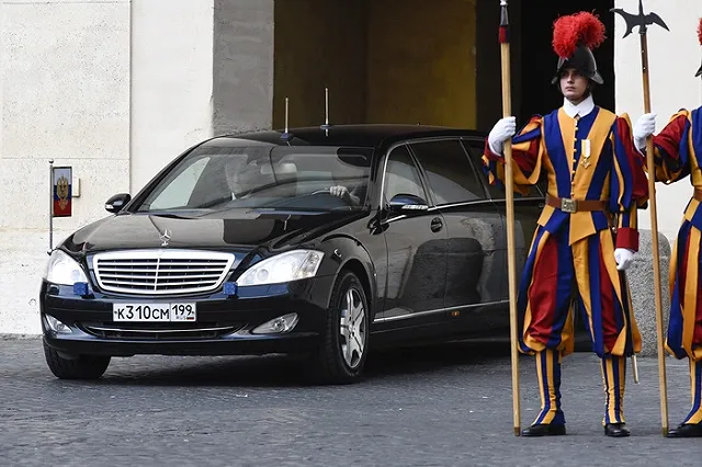 Песков рассказал о причине опоздания Владимира Путина на встречу с понтификом