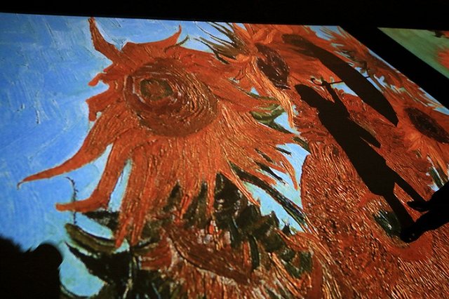 Девушек «на лабутенах» бесплатно пустят на выставку Ван Гога в Москве