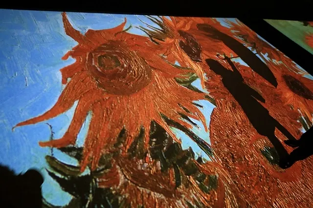 Девушек «на лабутенах» бесплатно пустят на выставку Ван Гога в Москве