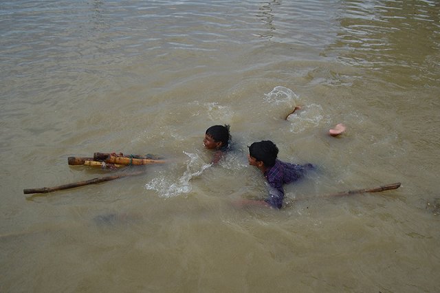 Китаец ежедневно рискует жизнью, плавая на работу на бамбуковой трости