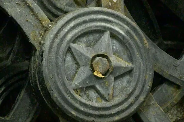 Очевидцы «сдали» в полицию грузивших в машину ограждение парка имени Чкалова