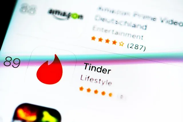 Француженка запросила у Tinder данные о себе и получила 800 страниц текста