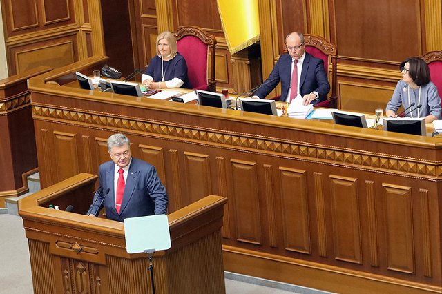 В соцсетях высмеяли сходство нарядов Порошенко и Трампа на парадном фото