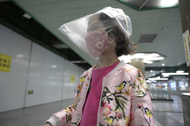 «Бахилы себе на уши натяните». В больнице Екатеринбурга от пациентов потребовали маски