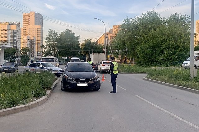 Восьмилетний мальчик, перебегавший дорогу, попал под машину на Красных Командиров