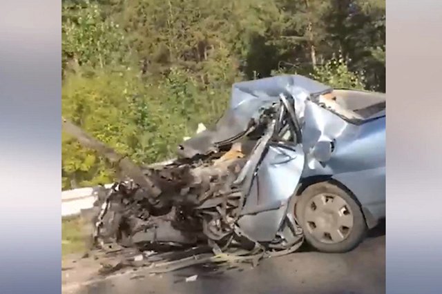 На свердловской трассе семья разбилась в страшном ДТП с мусоровозом