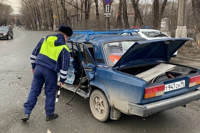 В Нижнем Тагиле водитель устроил аварию и сбежал, сев на автобус