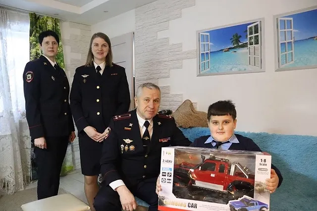Полковник свердловского главка стал Дедом Морозом для 8-летних братьев-близнецов