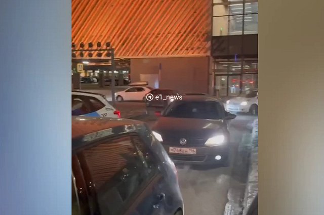 Машины застряли около ТЦ в Екатеринбурге из-за новых правил