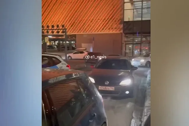 Машины застряли около ТЦ в Екатеринбурге из-за новых правил