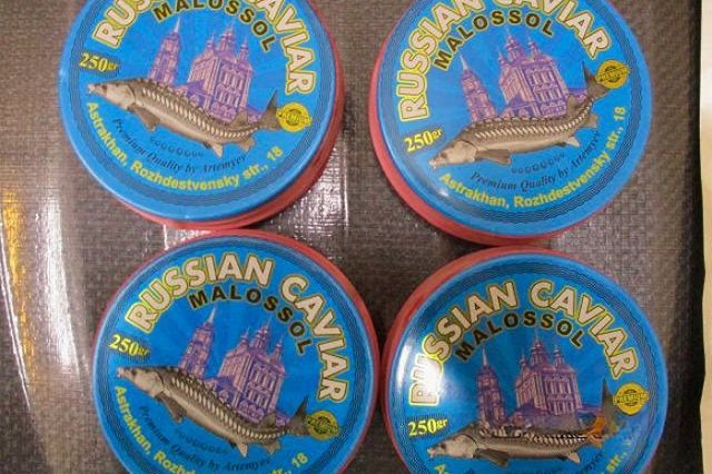 В Кольцово у мужчины обнаружили килограмм чёрной икры