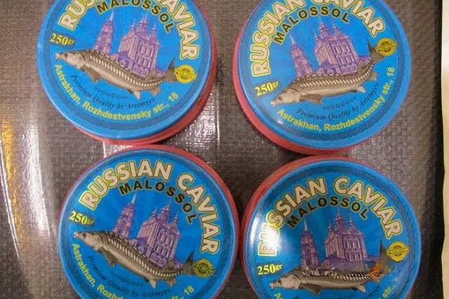 В Кольцово у мужчины обнаружили килограмм чёрной икры