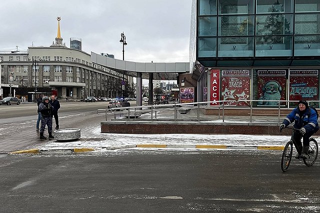 В Екатеринбурге около театра эстрады оцепили территорию